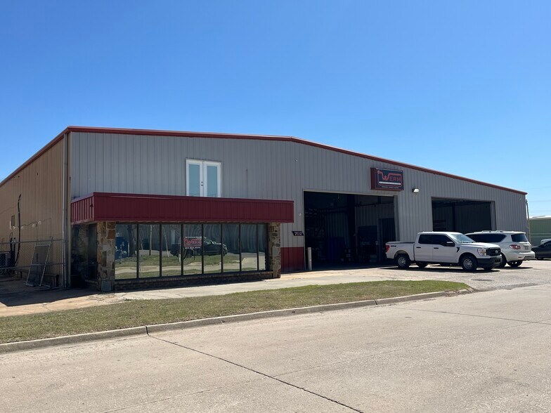 Primary Photo Of 702 Overhead Dr, Oklahoma City Warehouse For Sale