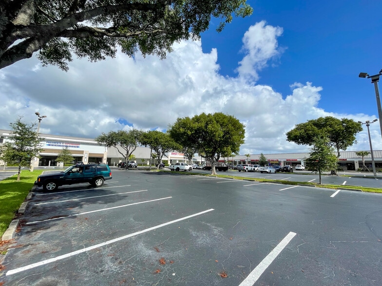 More Photos Of 2501-2565 N Dixie Hwy, Lake Worth Unknown For Lease
