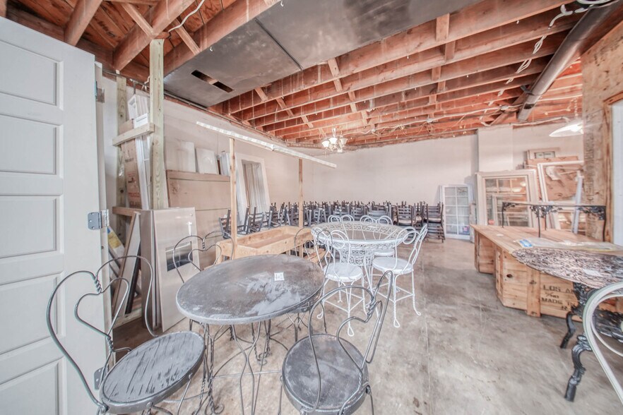 More Photos Of 105 E Walnut St, Houston Freestanding For Sale