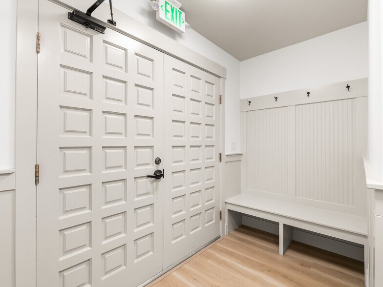 More Photos Of 310 NW 3rd Ave, Canby Office For Lease
