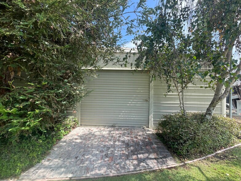 More Photos Of 17066 Palmdale Ln, Huntington Beach Contractor Storage Yard For Sale