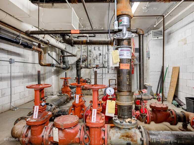 More Photos Of 3045-3047 N Lincoln Ave, Chicago Loft Creative Space For Lease