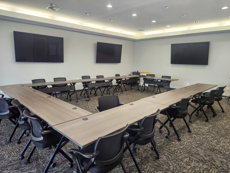 More Photos Of 444 S Haskell St, Central Point Office For Lease