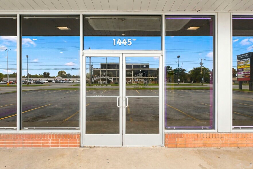 More Photos Of 1445 S Glenstone Ave, Springfield General Retail For Lease