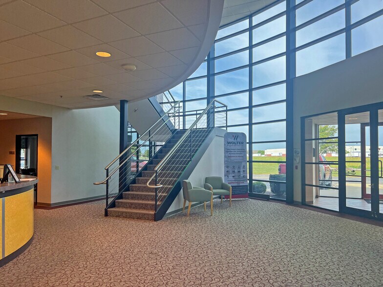 More Photos Of 1776 W Matthew Dr, De Pere Manufacturing For Sale