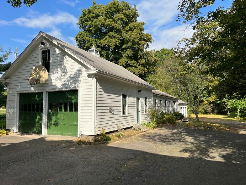 More Photos Of 2 Winslow pl, Simsbury Light Distribution For Sale