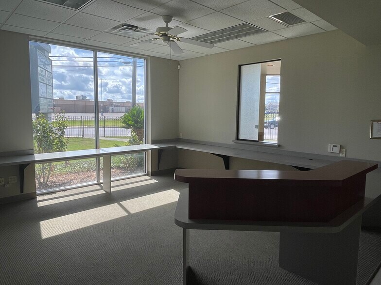 More Photos Of 7127 Somerset Rd, San Antonio Medical For Lease