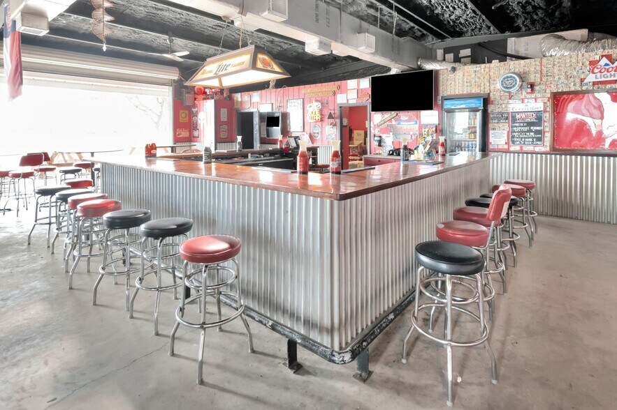 More Photos Of 23404 NW Zac Lentz Pky, Victoria General Retail For Sale