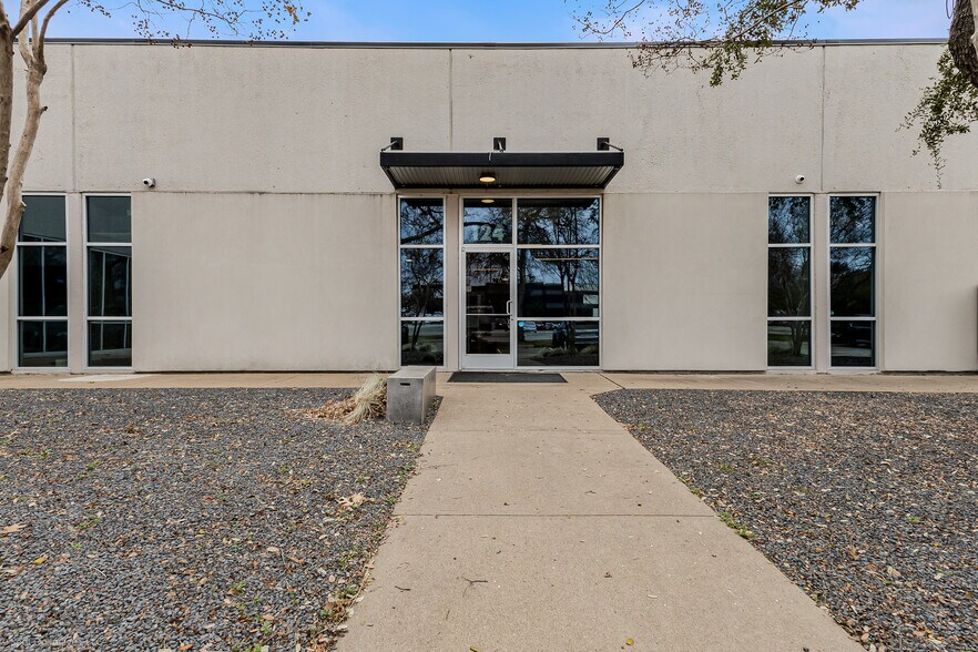 More Photos Of 1380 River Bend Dr, Dallas Office For Sale