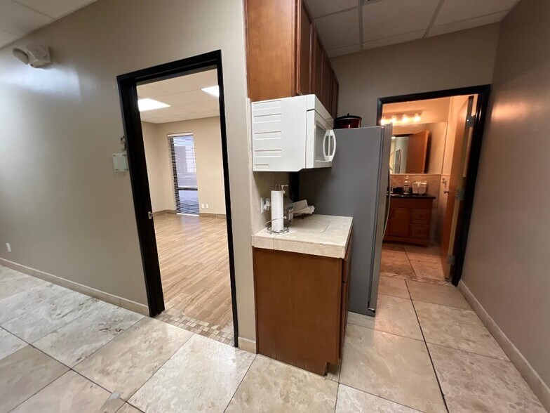 More Photos Of 7302 E Helm Dr, Scottsdale Flex For Sale