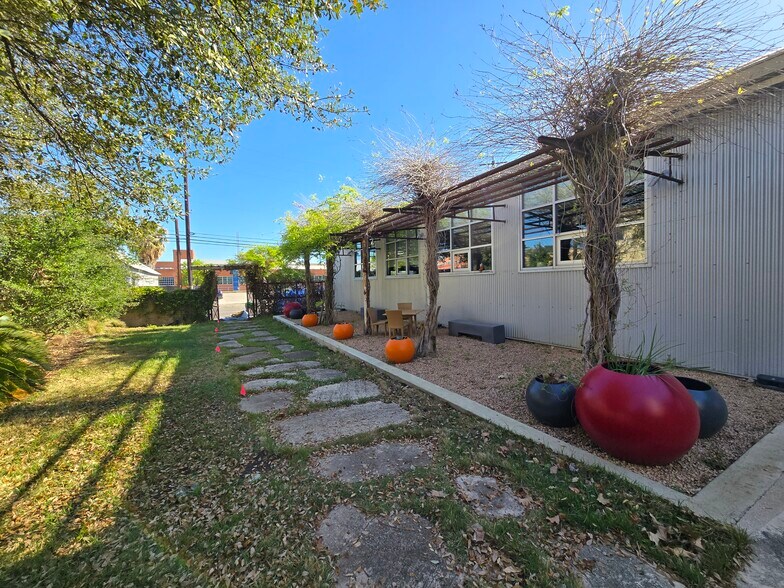 More Photos Of 114 E Cevallos, San Antonio Office For Lease