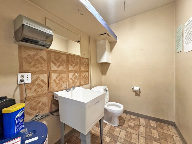 More Photos Of 1325 S Saint Louis Ave, Loveland Auto Repair For Sale