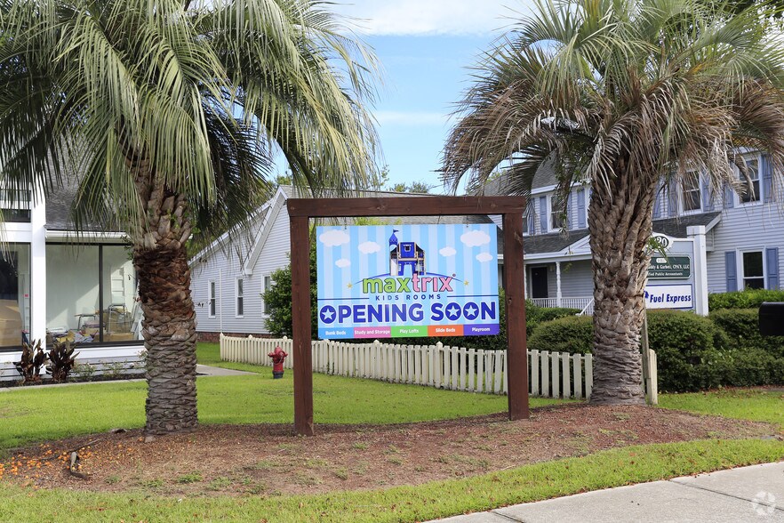 More Photos Of 816 Johnnie Dodds Blvd, Mount Pleasant Office For Lease