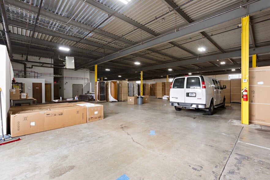 More Photos Of 178 Commerce Rd, Carlstadt Warehouse For Lease