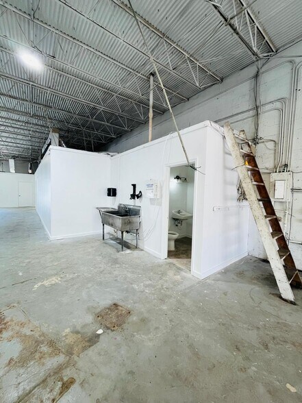 More Photos Of 810 NW 1st Ave, Boca Raton Warehouse For Lease
