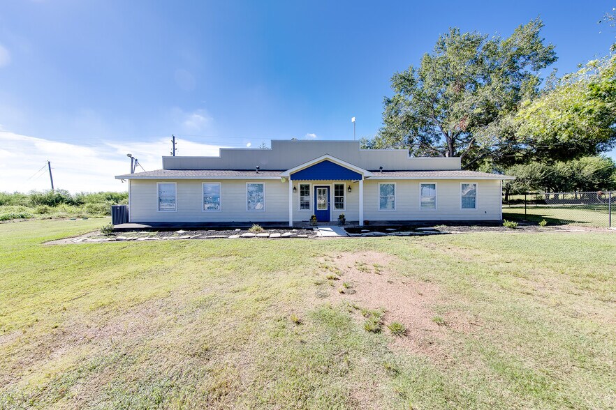 More Photos Of 4095 SE I 10 Frontage Rd, Sealy Medical For Sale