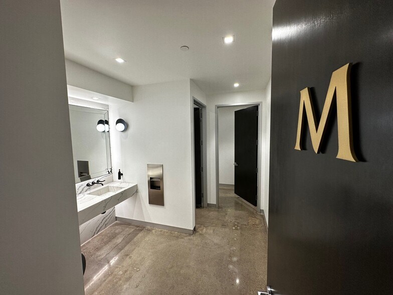 More Photos Of 1451 Vanguard Dr, Oxnard Warehouse For Sale