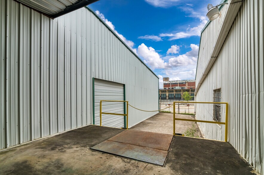 More Photos Of 400 E Vickery Blvd, Fort Worth Warehouse For Lease