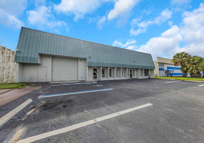 Primary Photo Of 10781 75th St N, Seminole Light Manufacturing For Lease