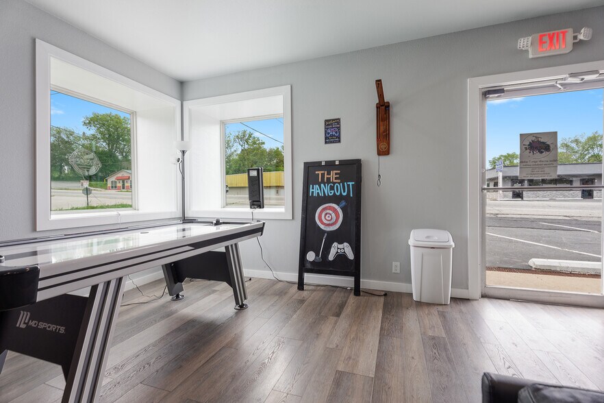 More Photos Of 311 W 3rd St, Grove Storefront Retail Office For Sale