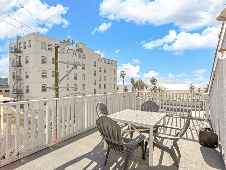 More Photos Of 14 Ozone Ave, Venice Apartments For Sale