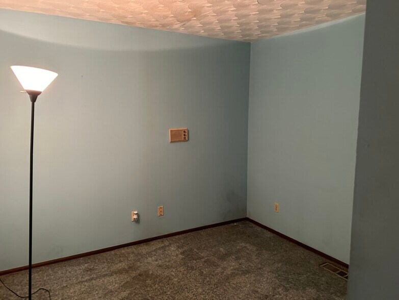 More Photos Of 907 N Hemlock St, Le Roy Warehouse For Sale