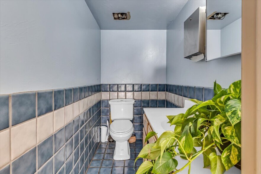 More Photos Of 1401 N Bailey Ln, Tucson Showroom For Sale