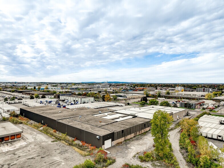 More Photos Of 1660-1700 Boul Hymus, Dorval Warehouse For Lease