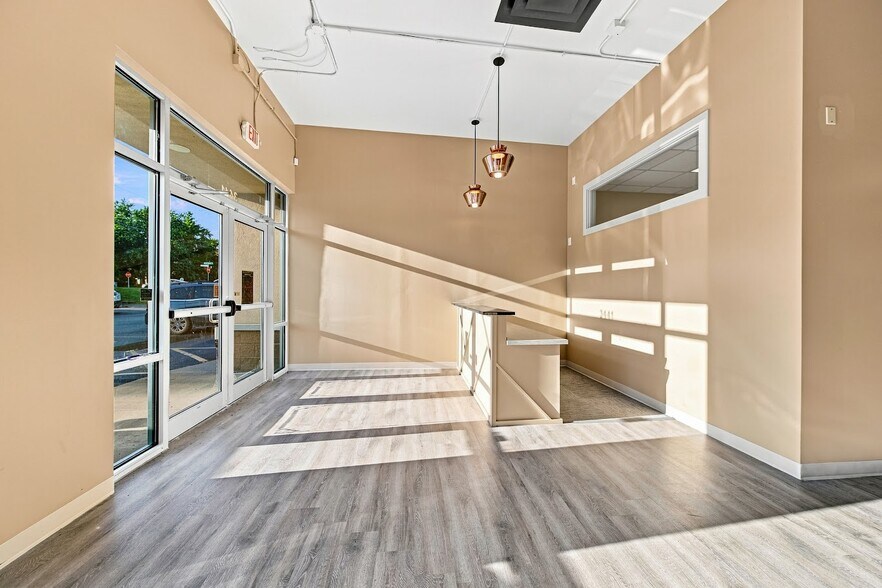 More Photos Of 3441 Devils Glen Rd, Bettendorf Storefront For Lease