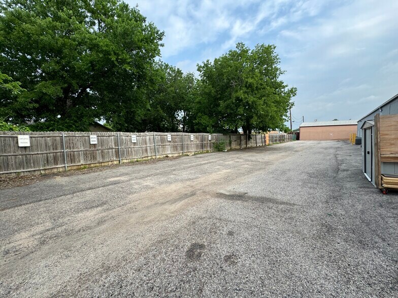 More Photos Of 1803-1813 N Elm St, Denton Restaurant For Lease