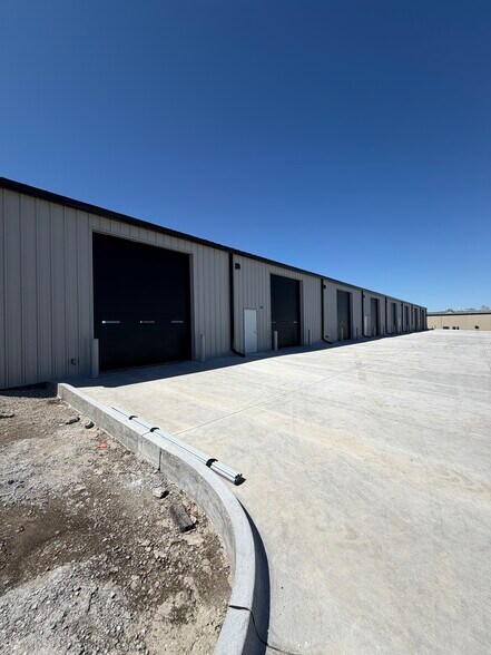 More Photos Of 5481 NE 22nd St, Des Moines Flex For Lease