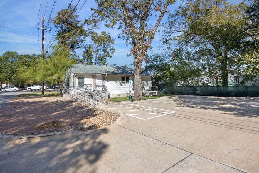 More Photos Of 2123 Northland Dr, Austin Office For Sale