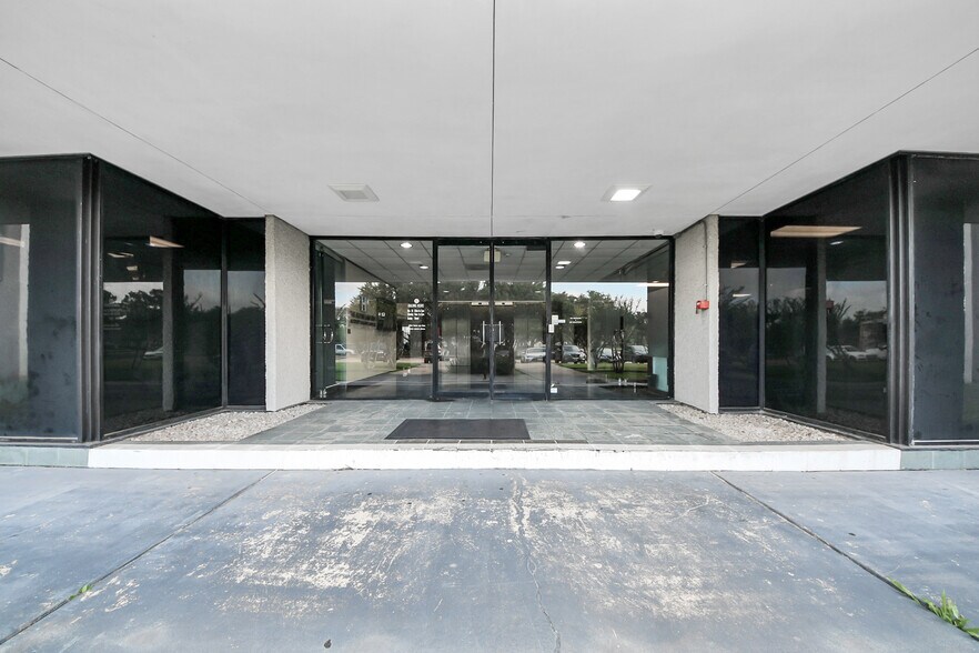 More Photos Of 6100 Corporate Dr, Houston Office For Sale