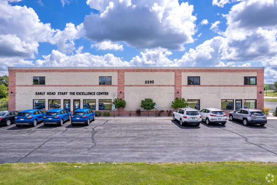 More Photos Of 1530 Corporate Center Dr, West Bend Flex For Lease
