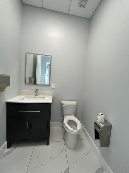 More Photos Of 22904 Lyden Dr, Estero Medical For Lease