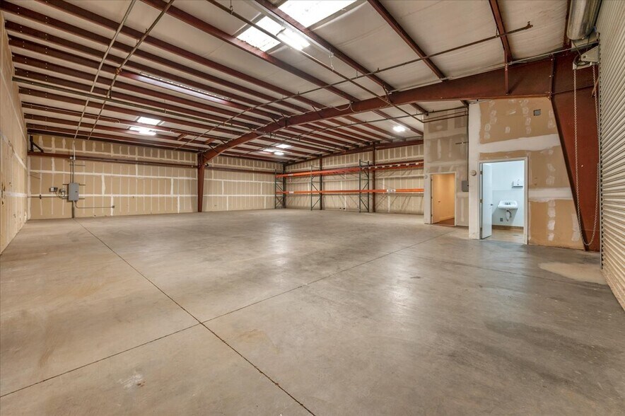 More Photos Of 4753 W Jennifer Ave, Fresno Warehouse For Lease