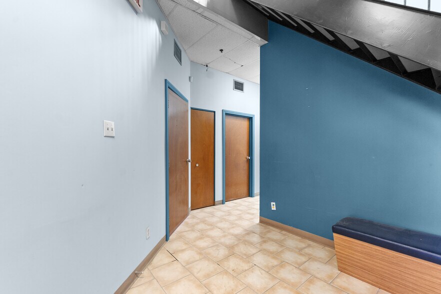 More Photos Of 9170 Boul Maurice-Duplessis, Montréal Warehouse For Lease