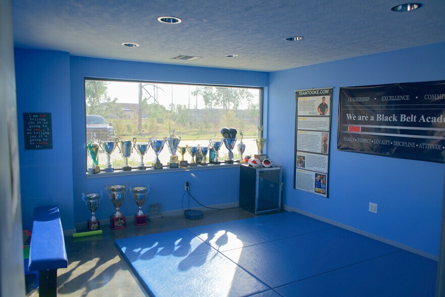 More Photos Of 10111 Grant Rd, Houston Warehouse For Lease