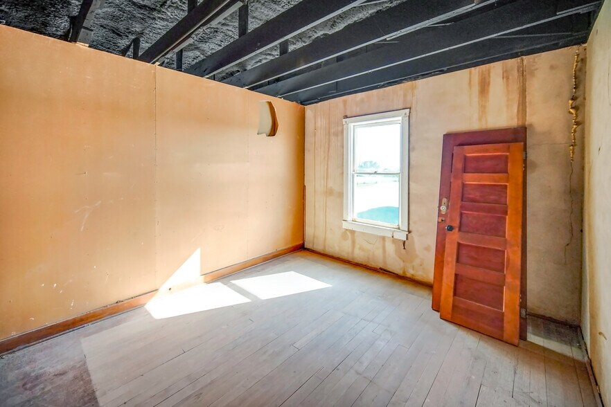 More Photos Of 111 E Dempsey St, Bryson General Retail For Lease