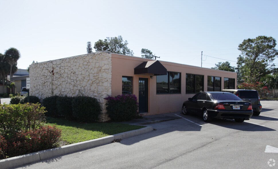 More Photos Of 1620 Medical Ln, Fort Myers Office For Lease