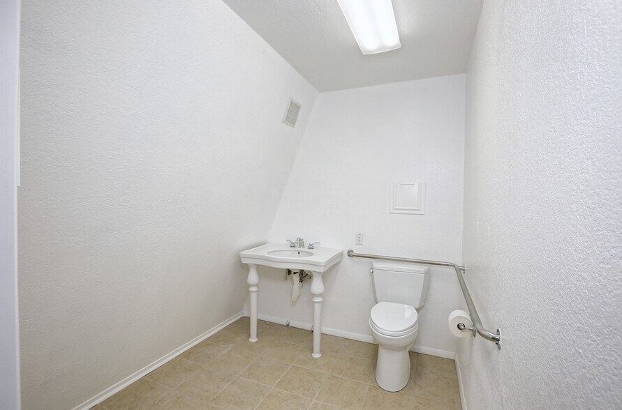 More Photos Of 404 W Main St, Payson Rehabilitation Center For Lease