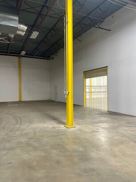 More Photos Of 30 Essex St, San Antonio Warehouse For Lease