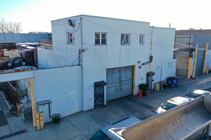 More Photos Of 252 Maspeth Ave, Brooklyn Warehouse For Lease