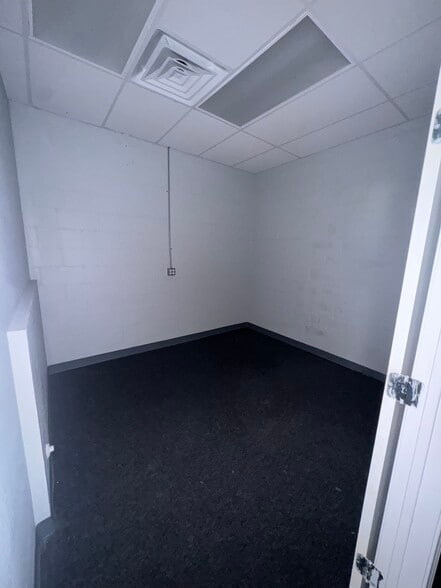More Photos Of 8230 Lake June Rd, Dallas Storefront Retail Office For Lease