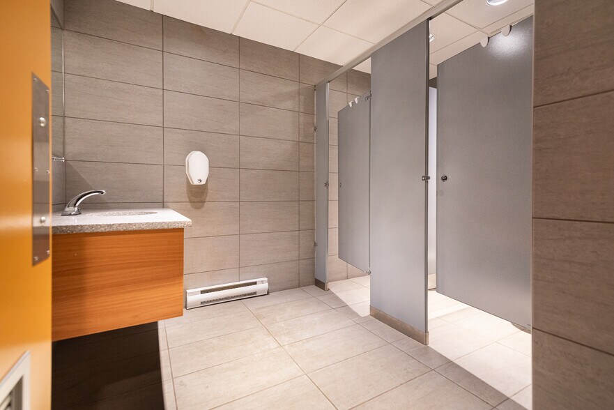 More Photos Of 2464-2466 St Bélanger, Montréal General Retail For Sale