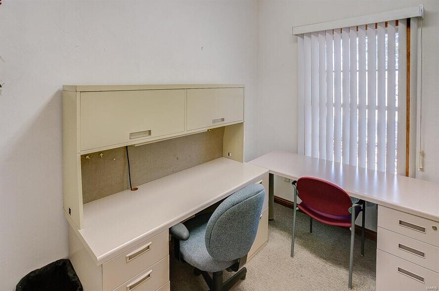 More Photos Of 824 N Market St, Waterloo Medical For Sale