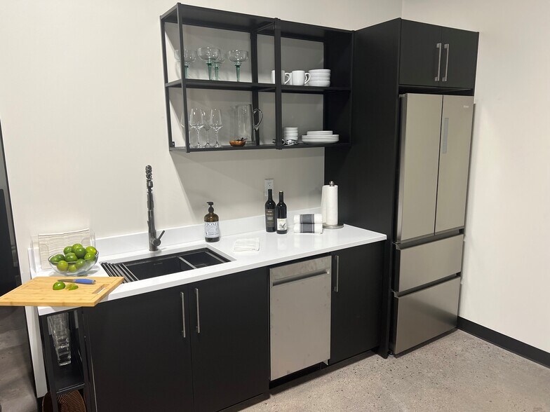 More Photos Of 8949 N Deerbrook Trl, Brown Deer Flex For Lease