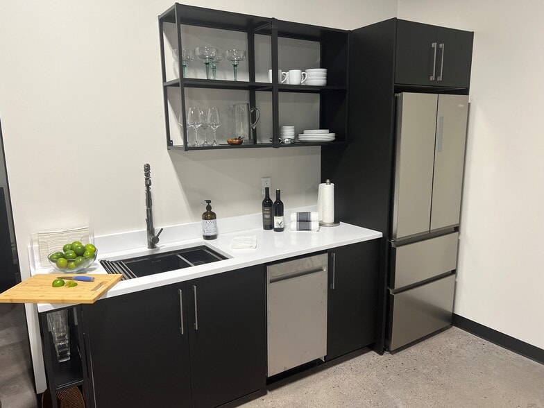 More Photos Of 8949 N Deerbrook Trl, Brown Deer Flex For Lease