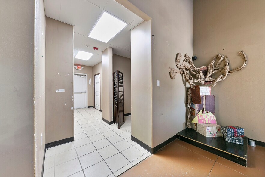 More Photos Of 11799 Beechnut St, Houston Unknown For Lease