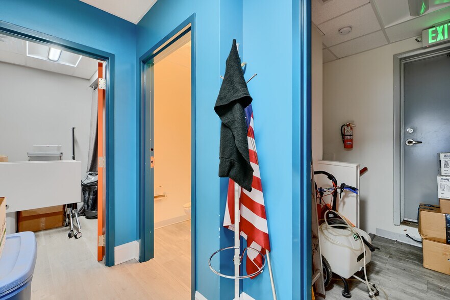 More Photos Of 11 Center Pl, Dundalk Office For Sale